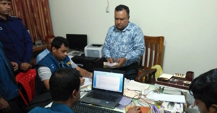 ঘুষের টাকাসহ হাতেনাতে ধরা পড়লেন সাব-রেজিস্ট্রার ঘুষের টাকাসহ হাতেনাতে ধরা পড়লেন সাব-রেজিস্ট্রার
